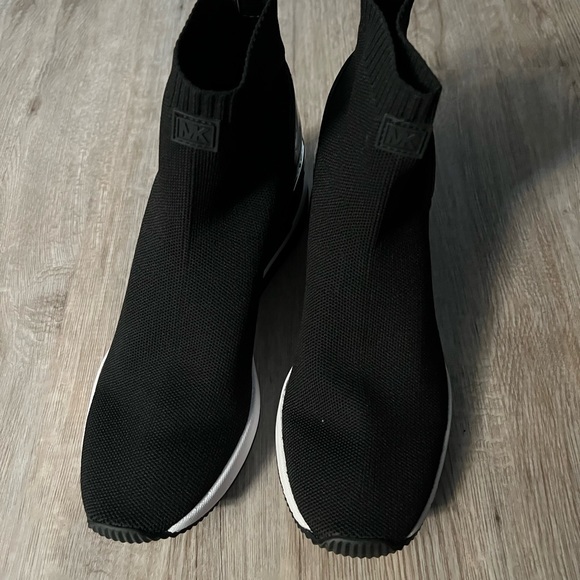 NEW Michael Kors Skylar Stretch Knit Sock Sneaker - Picture 3 of 8